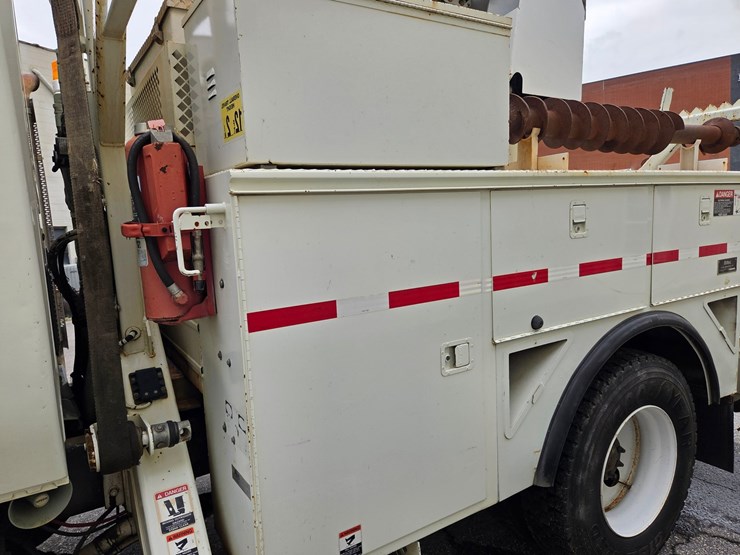 #2-•-2005-international-4400-truck---2005-international-pole-truck-/-vin:-1htmkaan35h167251-/-55,644-miles-image-8