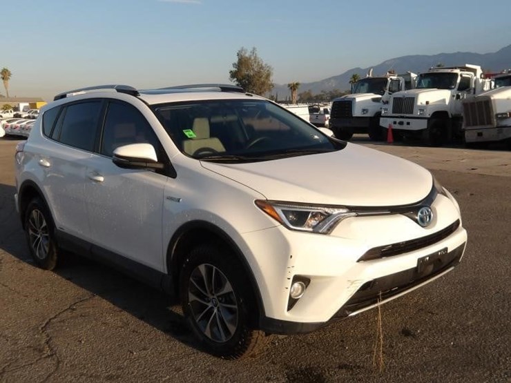 2016-toyota-rav4-xle-image-2