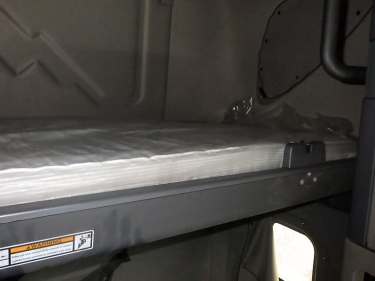 2018-freightliner-cascadia-3-axle-sleeper-truck-image-32