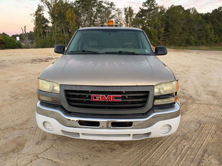 2004-gmc-sierra-1500-2-door-regular-cab-4x4-pickup-truck-image-5