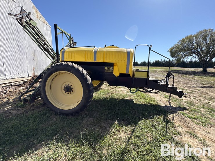 jesse-1000-gal-pull-type-sprayer-image-4