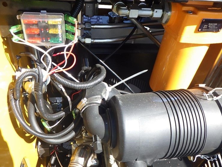 2026-cfg-kjt27-skid-steer-loader-image-12