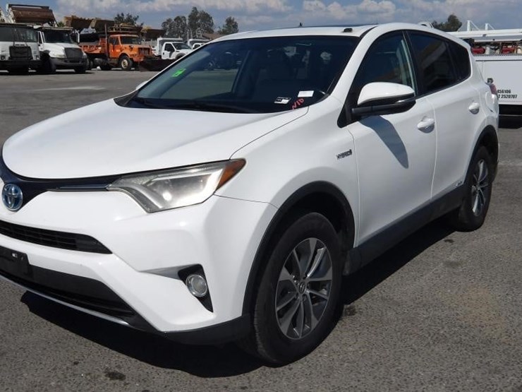2016-toyota-rav4-xle-image-1
