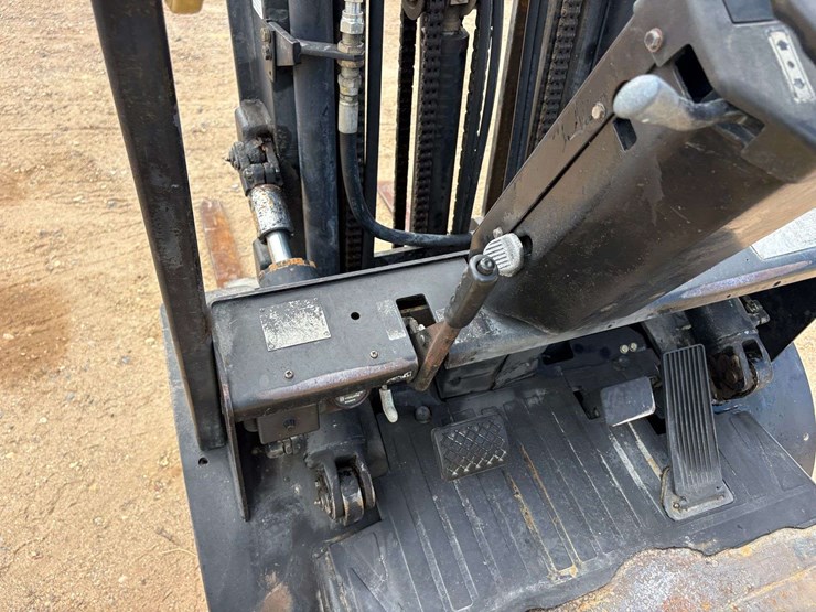 daewoo-3-stage-4,500lb.-capacity-mast-solid-tired-propane-forklift-image-9