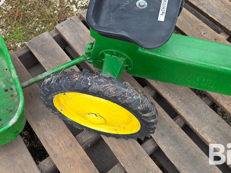 john-deere-pedal-tractor-image-16