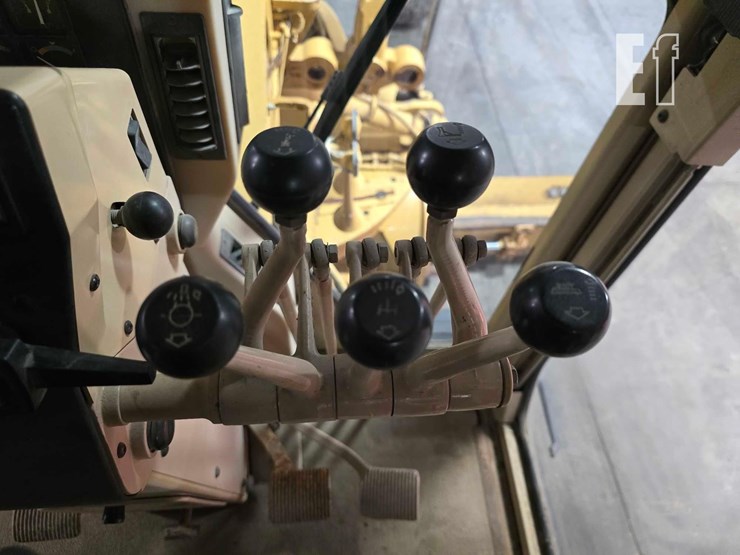 2001-caterpillar-140h-image-16