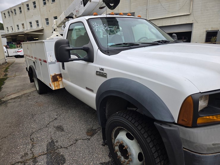 #4-•-2005-f-550-ford-small-bucket-truck-/-vin:-1fdaf56p16eb42272-/-75,475-miles-image-4