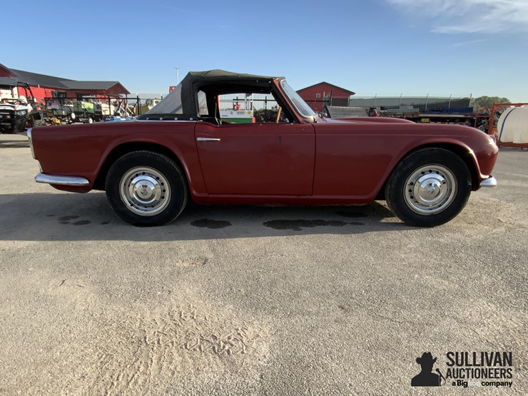 1964-triumph-tr4-2-door-convertible-image-4
