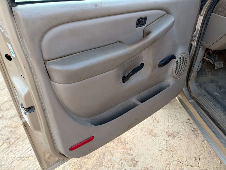 2004-gmc-sierra-1500-2-door-regular-cab-4x4-pickup-truck-image-9