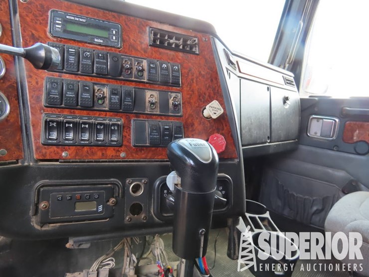 2009-western-star-4900-t/a-truck-tractor-w/pusher-axle-sleeper-image-9