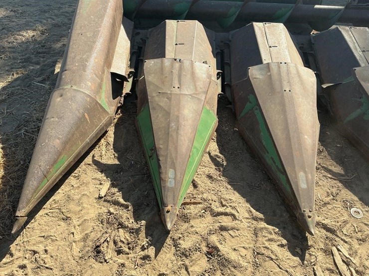 john-deere-843-8-row-corn-header-image-8