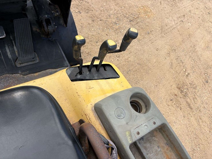 daewoo-3-stage-4,500lb.-capacity-mast-solid-tired-propane-forklift-image-12