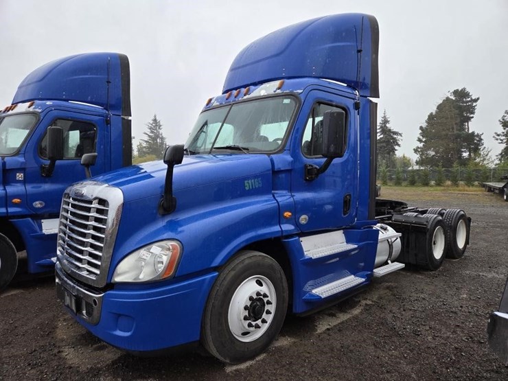 2017-freightliner-cascadia-3-axle-truck-tractor-image-1