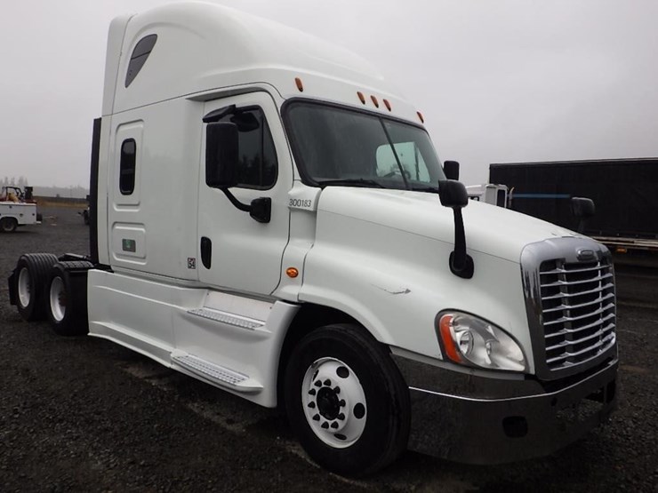 2018-freightliner-cascadia-3-axle-sleeper-truck-image-7