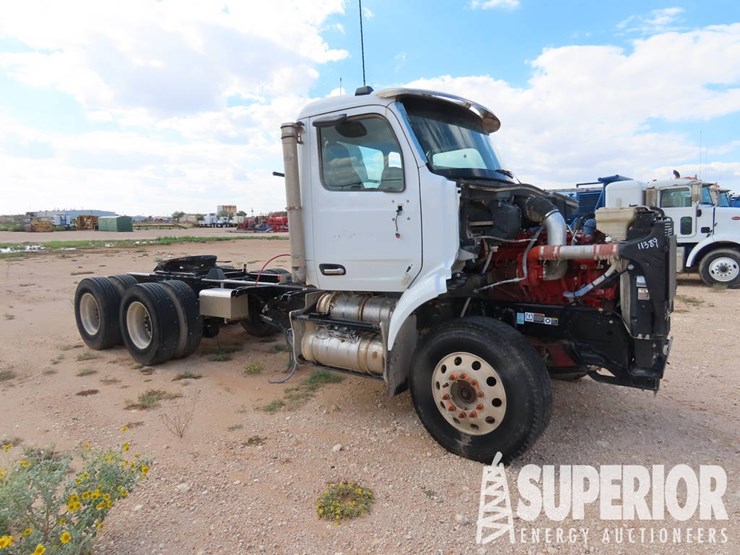 2018-peterbilt-567-t/a-truck-tractor-w/day-cab-image-2