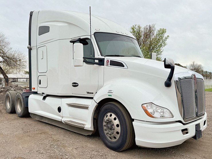 2020-kenworth-t-680-image-1