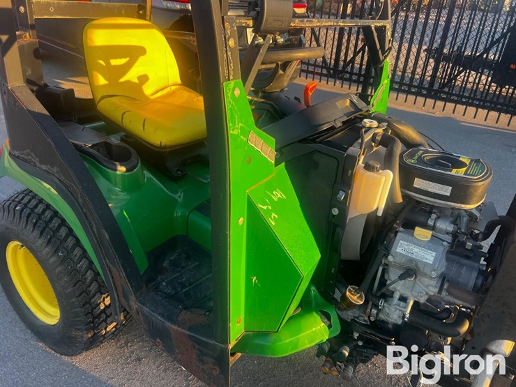 john-deere-x700-lawn-tractor-image-18