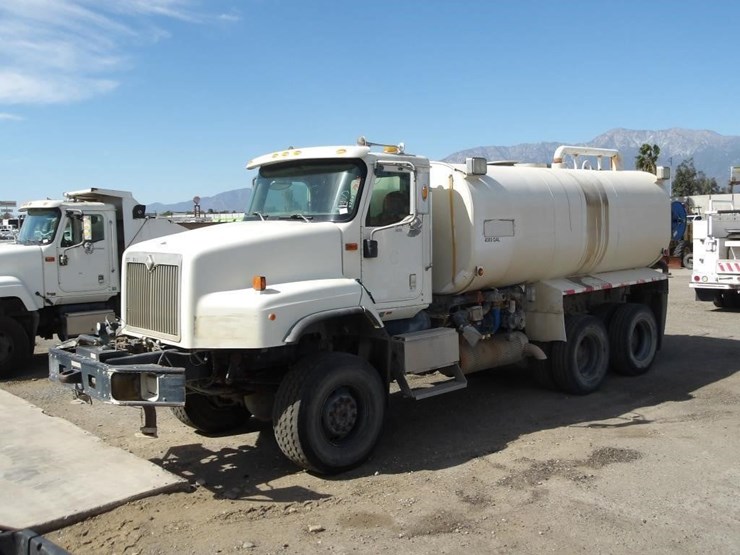 2006-international-5600i-water-truck-image-1