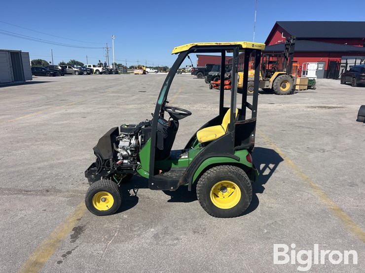 john-deere-x700-lawn-tractor-image-8