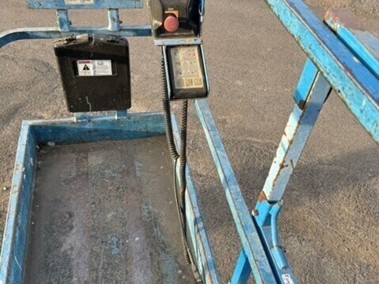 2011-genie-gs-3232-scissor-lift-image-4