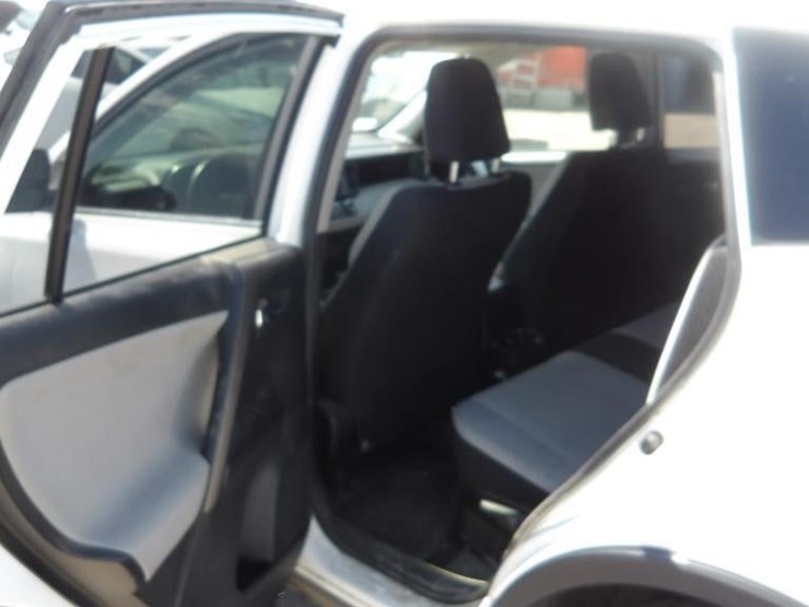 2016-toyota-rav4-xle-image-14