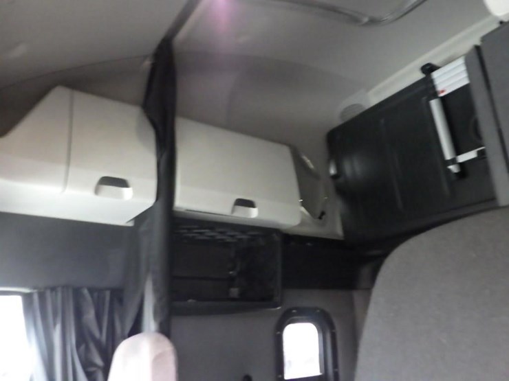 2019-freightliner-cascadia-3-axle-sleeper-truck-image-30