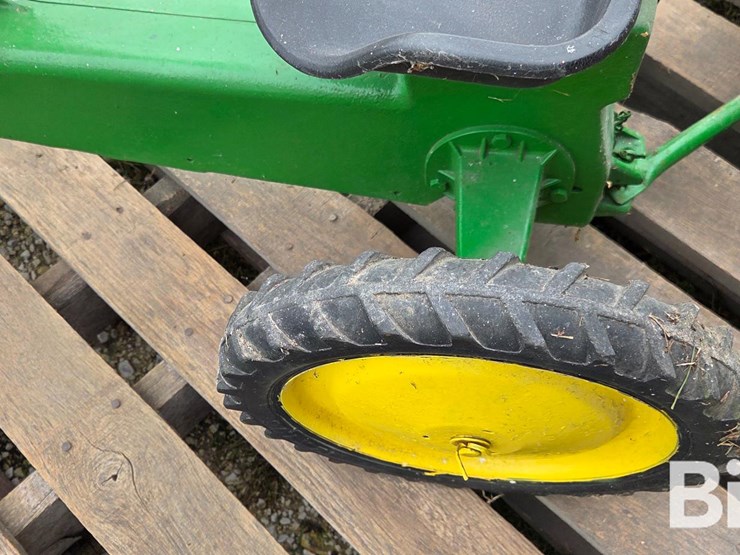 john-deere-pedal-tractor-image-10