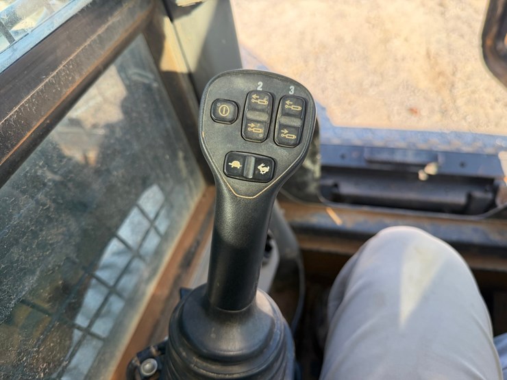 #4093-•-2023-new-holland-c334-tracked-skid-steer-image-47