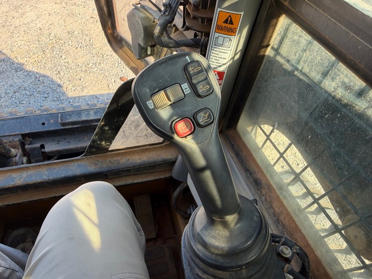 #4093-•-2023-new-holland-c334-tracked-skid-steer-image-46
