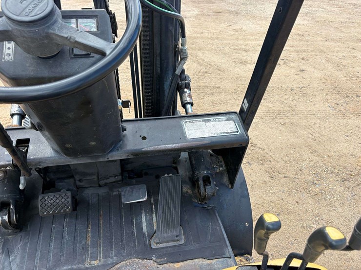 daewoo-3-stage-4,500lb.-capacity-mast-solid-tired-propane-forklift-image-10