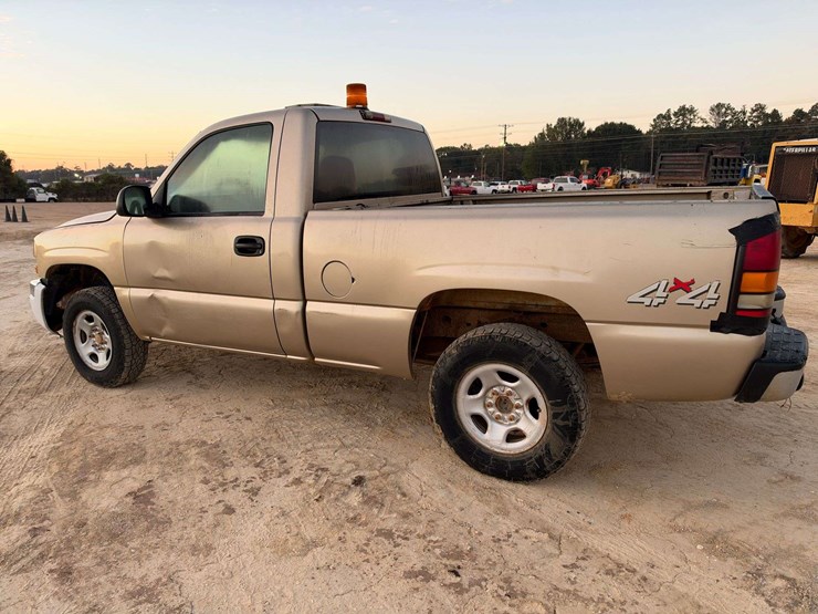 2004-gmc-sierra-1500-2-door-regular-cab-4x4-pickup-truck-image-2