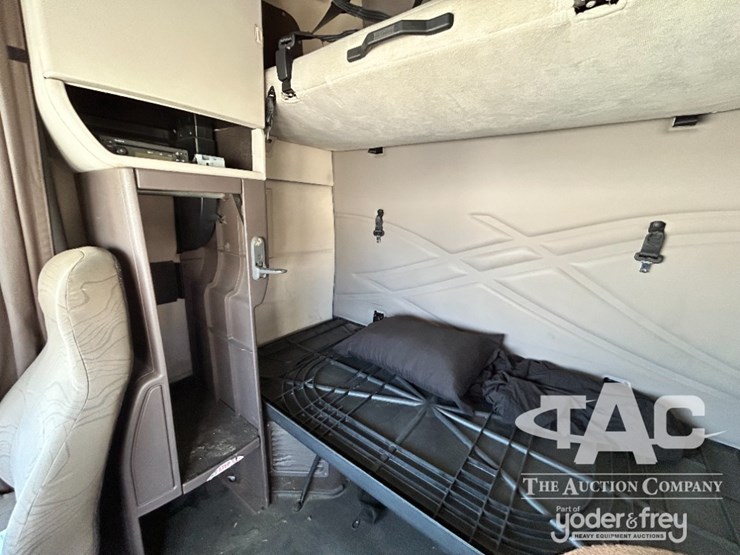2014-volvo-vnl-image-9