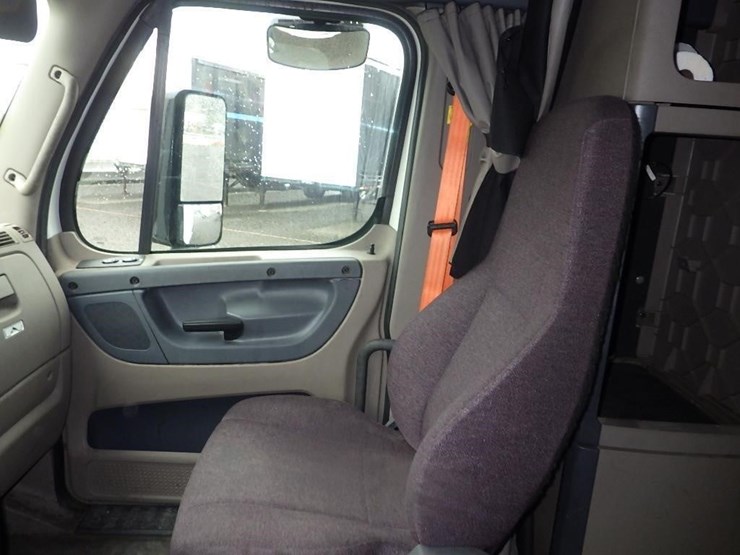 2018-freightliner-cascadia-3-axle-sleeper-truck-image-30