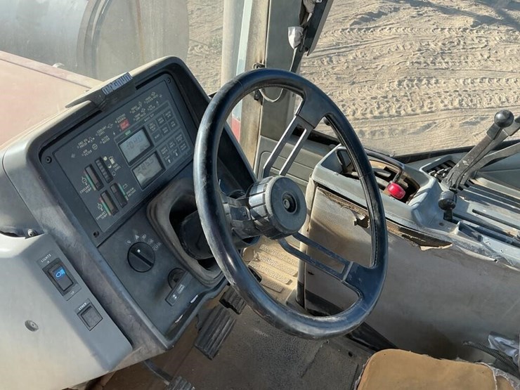 case-ih-7220-tractor-image-22