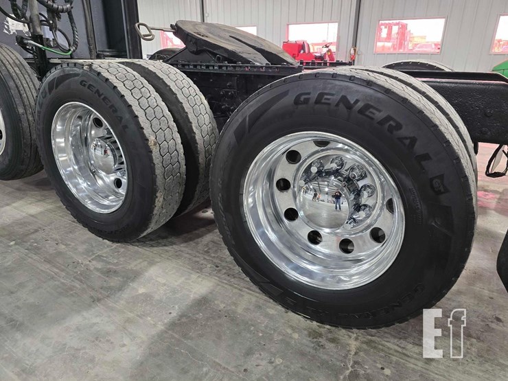 2016-kenworth-t800-image-30