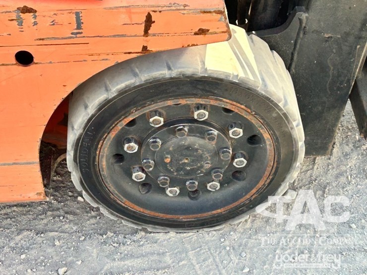 toyota-8fgcu18-forklift,-3,500#,-80'-mast,-3-stage,-189"-lift,-lpg,-canopy,-solid-tires.-image-9