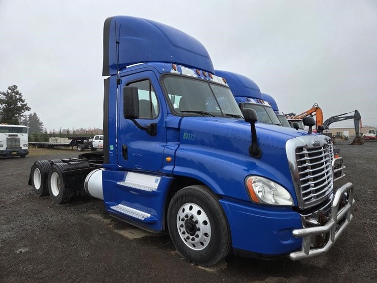 2017-freightliner-cascadia-3-axle-truck-tractor-image-3