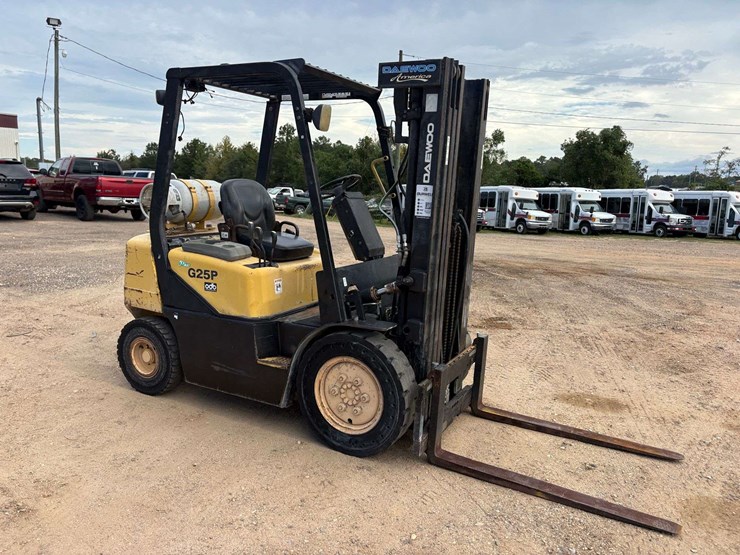 daewoo-3-stage-4,500lb.-capacity-mast-solid-tired-propane-forklift-image-5