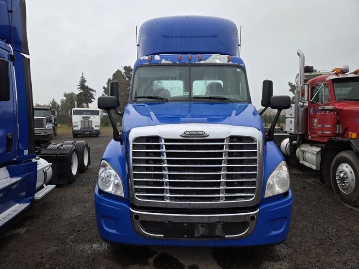 2017-freightliner-cascadia-3-axle-truck-tractor-image-2