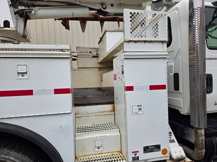 #2-•-2005-international-4400-truck---2005-international-pole-truck-/-vin:-1htmkaan35h167251-/-55,644-miles-image-15
