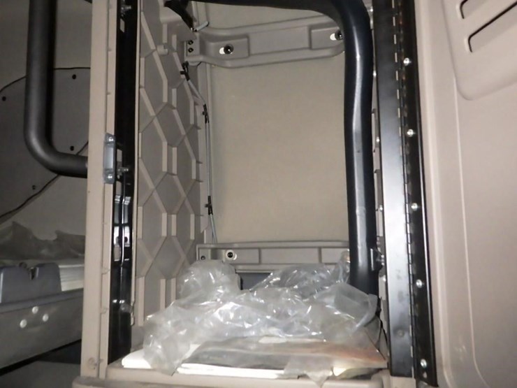 2018-freightliner-cascadia-3-axle-sleeper-truck-image-35