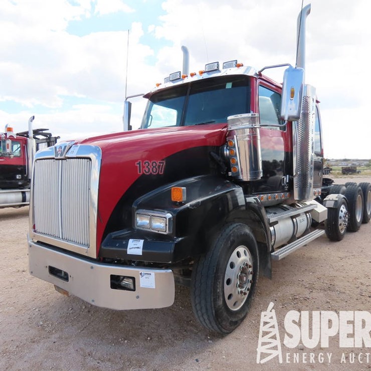 2009 WESTERN STAR 4900 T/A Truck Tractor w/Pusher Axle Sleeper