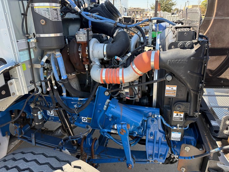 2015-peterbilt-348-image-38