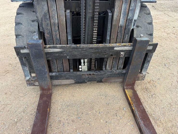 daewoo-3-stage-4,500lb.-capacity-mast-solid-tired-propane-forklift-image-18
