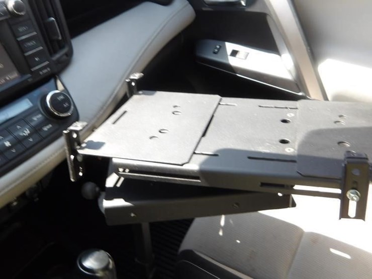 2017-toyota-rav4-xle-image-23