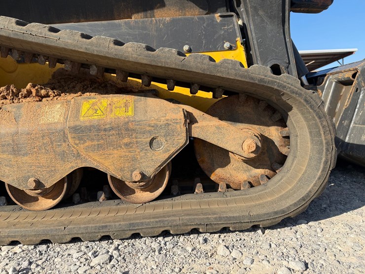 #4093-•-2023-new-holland-c334-tracked-skid-steer-image-59