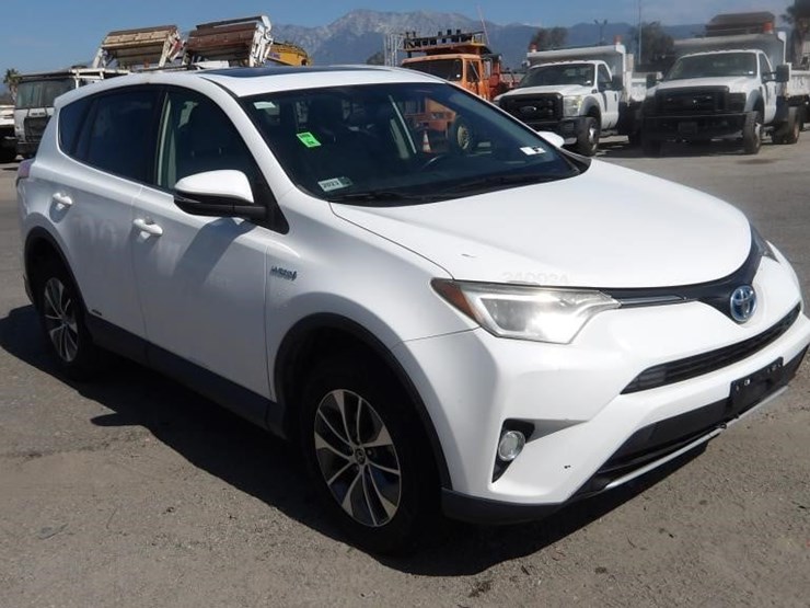 2016-toyota-rav4-xle-image-2