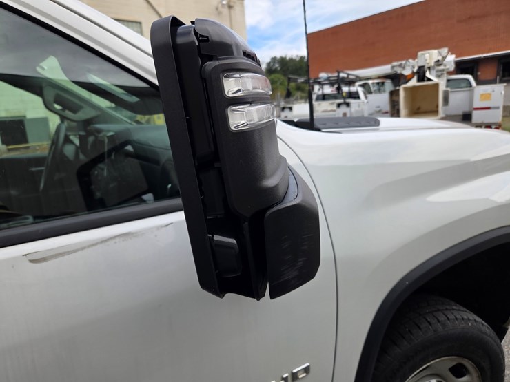 #6-•-2022-chevrolet-2500-service-truck-/-vin:-1gbowle71nf140105-/-68.050-image-21