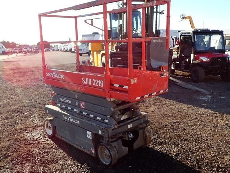 2018-skyjack-sj1113219-scissor-lift-image-4