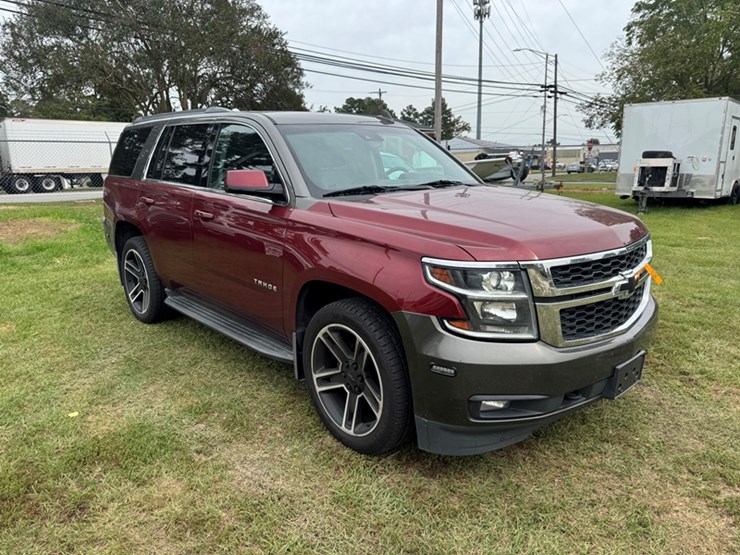 2020-chevrolet-tahoe-lt-suv---4wd-(2-tone-gray/red-paint)---5.3l-v8---128,688-miles-showing-image-2